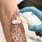 Cómo cuidar la piel después de un tatuaje y evitar errores comunes