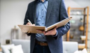 Descubre como ser tasador de arte, qué hace, los requisitos para serlo y qué estudios se necesitan.