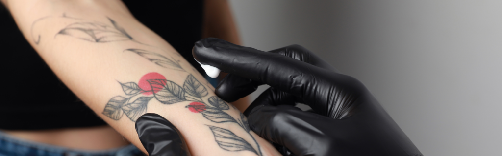 Conoce qué es la crema para tatuajes, cuándo empezar a usarla y cómo aplicarla para obtener los mejores resultados.