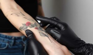 Conoce qué es la crema para tatuajes, cuándo empezar a usarla y cómo aplicarla para obtener los mejores resultados.