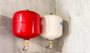 Conoce cómo funciona un depósito de agua caliente, los tipos que existen y la diferencia entre un depósito y un acumulador de agua.