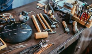 Descubre las herramientas para joyería artesanal básicas para montar tu taller, qué materiales usar y cómo empezar en el mundo de las joyas.